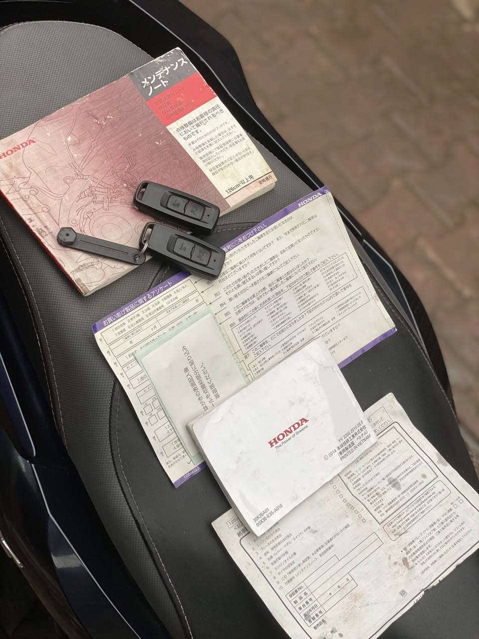 السلام عليكم للبيع
دراجة pcx 2023 جيل الرابع ياباني 
مال معرض جديدة بكل معنى الكلام 

رقم الشاصي JK05 - 1016792

لون حبري صدفي 
حجم المحرك 125cc 
المسافة المقطوعة 25 الف حقيقي 
بصمة دكمتين عدد البصمات 2 + 
مفتاح طوارئ 
اي بي اس مانع نزلاق 
تايرات الوكالة مشلن بخطوط الشركة 
بعدهن خلفي + امامي 
قاعده مال تليفون اصلية وياها اجتي 
حساس زدحام + ستان كهربائي 
عده مال سباين كاملة 
كتلوكات الدراجة ودفاتر كلهن كاملات 
الدرجة جديدة جديدة بالكارتون 
وشرط تجي واشوف بعينك 
مكفولة كفر + مكينه + كهربايات 
شرط وين ميعجبك تفحص 
من باب تاخذه 
ادامة فلتر شوتة + دهن موتل من وكيل 
اكرر ياباني ياباني بالعافية ع ياخذها 

اي ستفسار متواجد خاص او وتساب 
رقمي *********** 

العنوان النهظة الشيخ عمر قرب 
باچة الحاتي
