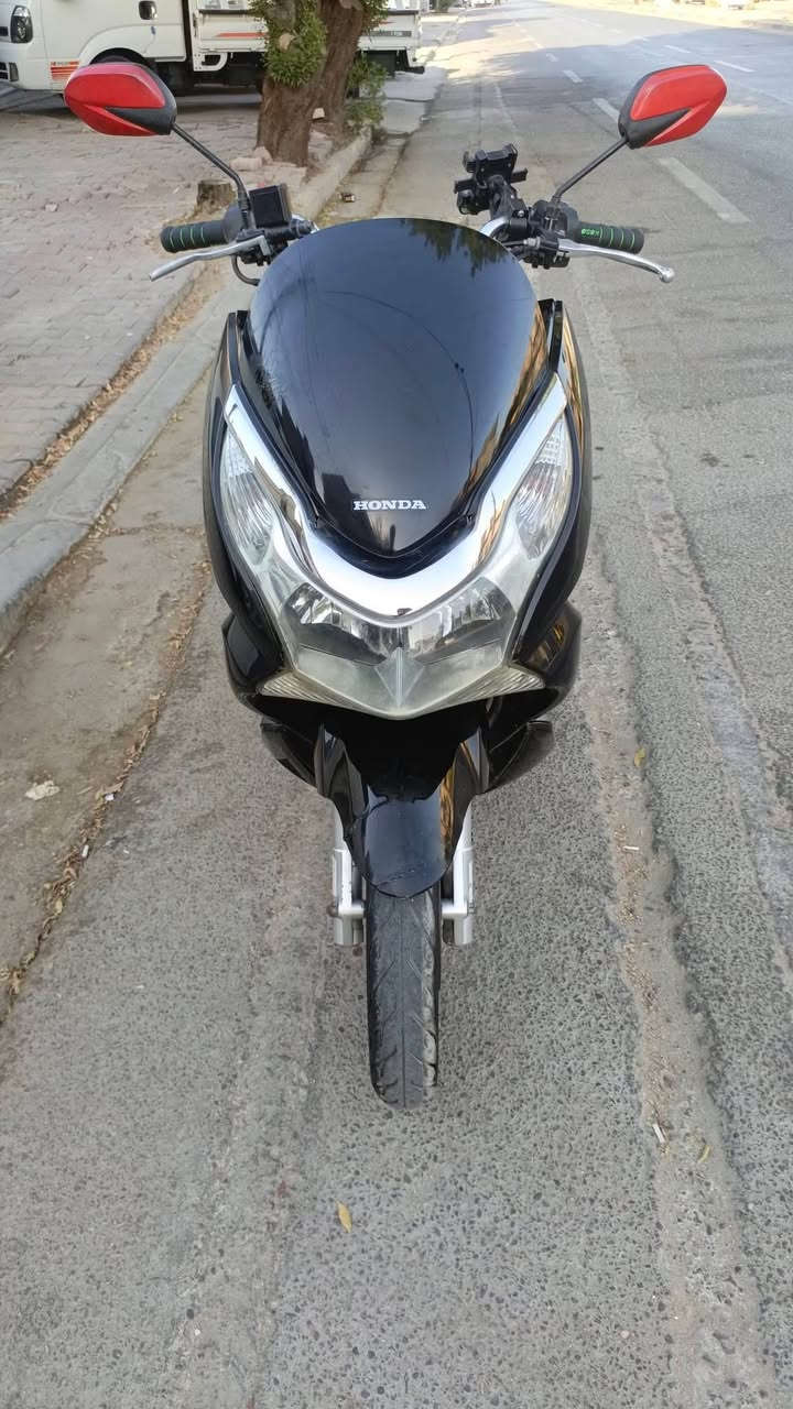 Pcx جيل اول
نواقص بسيطه  جدا 

مكينه ممفتوحه 

مكاني الشعب 

12$ 

***********
