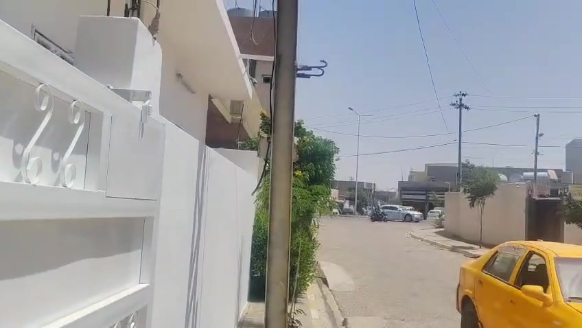 بيت لليجار  عن طريق مكتب في حي الخضراء قرب محطة البانزين المساحة 100 مترمربع غرفة نوم كبيرة وصالة كبيرة ومطبخ والصحيات ال بيت جديد السعر 300 الف للتواصل على الخاص او اتصل ***********
