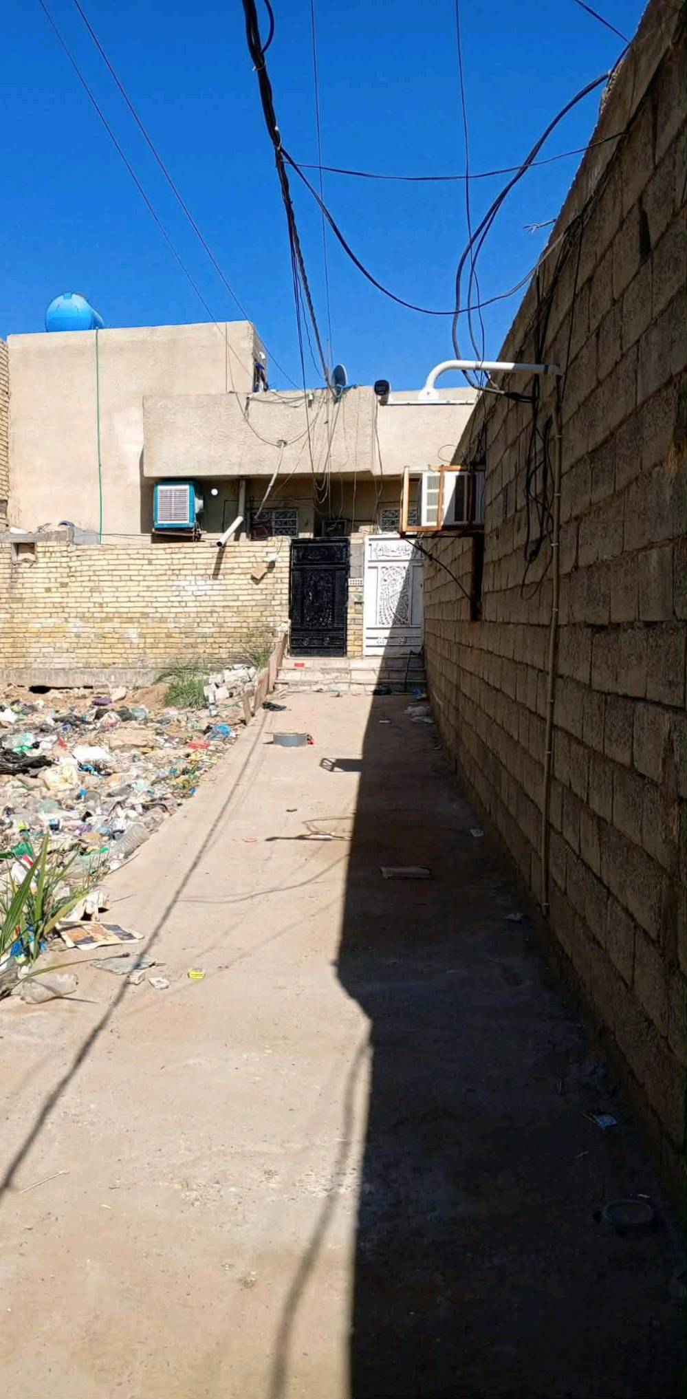 البيت للبيع تجاوز مستعجل على بيعته بسبب ظرف نقد ويرهم قصد بمقدمه ٢٠نهاية حي اور ظهر البيت ع سده مال الغرير مساحته ٧٠ متر بي غرفه كبيره وصاله ومطبخ خارجي وتواليت وحمام مسلح بناء طابوك  بناء جديد سعره ٣٣ نقد