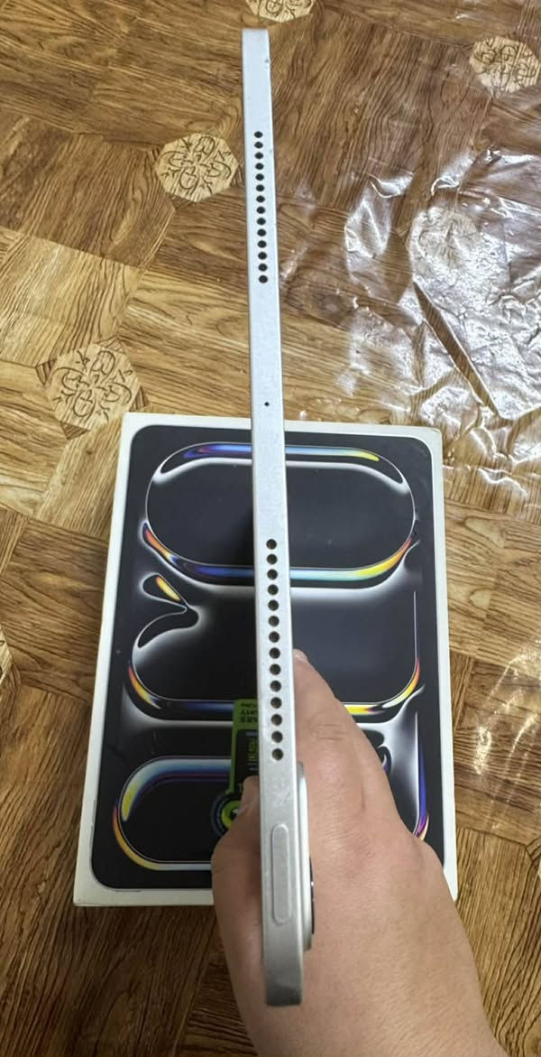 سلام عليكم ايباد ١٣. M4. ذاكره 256 بطاريه 88 جهاز نضيف السعر ٩٠٠ وبيه مجال قليل. عنواني البلديات الصحفيين رقم الهاتف ***********
