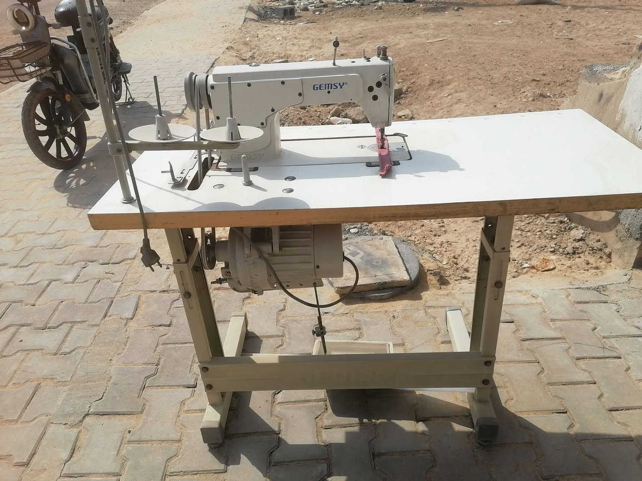 السلام عليكم مكينه صناعي جمسي حفر اصلي نظيفه جدا تخيط جميع انواع الأقمشة والفيزون العنوان الطارميه مقابل جامع الكيلاني السعر ٢٥٠ الف وبيها مجال تصال *********** ***********َ
