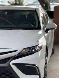 تويوتا كامري se موديل ٢٠٢٣ اللون سموك  المسافة المقطوعة ٣٨ الف ميل  ال...