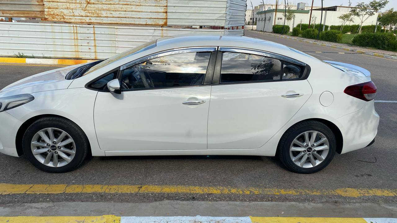 للبيع كيا سيراتو موديل 2018 
السلام عليكم سيراتو للبيع موديل 2018 نظيفة مكفولة فقط تبديل باب الامامي الايمن نفس اللون ماشية 177000 للتفاصيل أكثر التواصل على الواتس اب ***********
