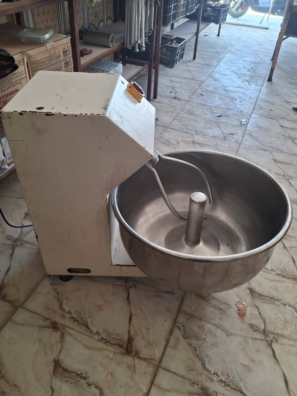 للبيع عجانه تعجن ٢٥كيلو أصليه شرط  سعره ٣٠٠وماخذه ٤٥٠ وتشتغل على الأمبيرات تفيد أصحاب المواكب الحسينية عنوان الرفاعي فرع أبو الماش أول أسواق شراي إتصل ***********
