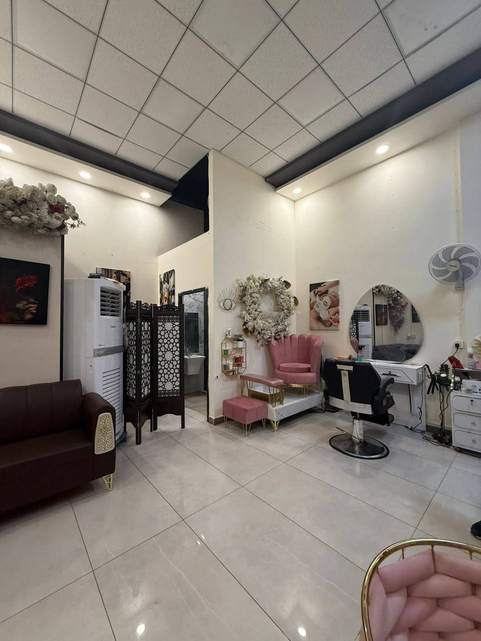 غراض صالون للبيع متكامل من اجهزة ومواد التجميل مع الدكيور السعر 5ملاين وبي مجال قليل ***********
