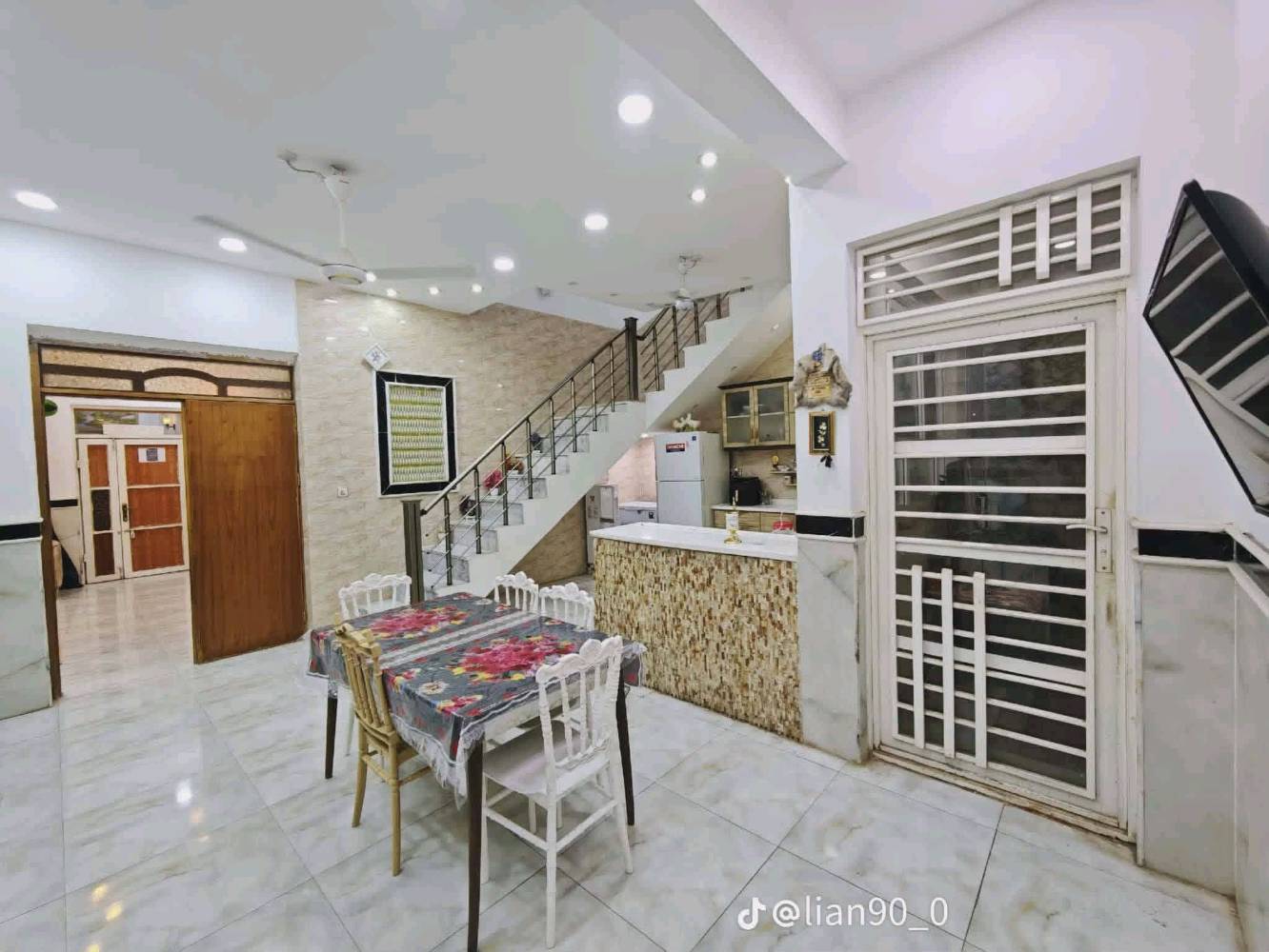 🏠 بيت للبيع - تصميم حديث (بناء 2023) 🏠
فرصة مميزة لامتلاك منزل أحلامك في قلب العمارة، بمواصفات عصرية وبناء درجة أولى.
📍 الموقع: منطقة القطاع - شارع نعمة الريفي (قرب روضة الرياحين).
📐 المساحة: 225 متر مربع.
📏 الأبعاد: الواجهة 9 متر × النزال 25 متر.
📜 السند: طابو صرف (ملك صرف).
✅ تفاصيل الطابق الأول:
الخارج: كراج واسع وحديقة بمساحة (9×9) متر.
الاستقبال: غرفتين للضيوف بتصميم مريح.
صالة مفتوحة بنظام "مودرن" على المطبخ.
يتوفر مطبخ "حار" إضافي + مجموعات صحية.
الجناح الخاص: غرفة نوم كبيرة (4×7) بنظام (سويت) داخلها حمام + مخزن خاص.
✅ تفاصيل الطابق الثاني:
غرفتين نوم إضافية.
صالة معيشة.
سطح كبير واسع.
🏗️ ملاحظة: البناء كونكريت بالكامل وأُنجز في عام 2023 (جاهز للسكن الفوري  
سعر بيت  500 بي مجال  قليل