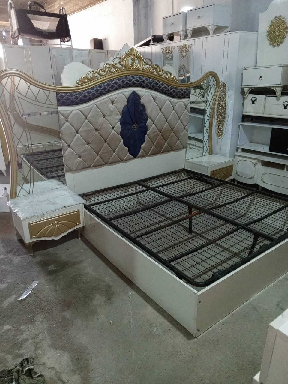 طخم 8 قطعه ديوان 16 نفر 350الف عنوان سيميل مسيريك قرب صيدليه بيلا ب فرع ***********
