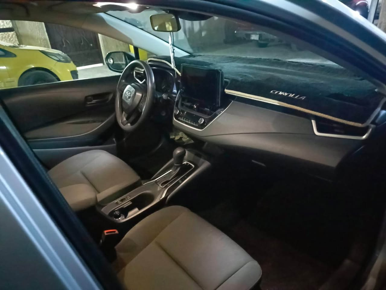 تويوتا كورولا LE Hybrid موديل 2024 للبيع
📌 التفاصيل والمواصفات:
 النوع: تويوتا كورولا (Toyota Corolla).
 الفئة: LE HYBRID (محرك اقتصادي جداً ونشط).
 الموديل: 2024.
 اللون: فضي (سيلفر) ميتاليك مميز.
 الرقم: رقم بغداد مميز وجديد (11 S 12238)، سنوية وهزة جديدة جاهزة للتحويل باسمي. 
 الداخلية: مخمل نظيفة جداً وبحالة الوكالة (بيجي ورصاصي).
⚡ الأنظمة والمميزات:
 شاشة لمس أصلية كبيرة تدعم كافة أنظمة الترفيه والاتصال مع كاميرا خلفية عالية الدقة.
 تحكم ستيرن كامل (جهتين).
 رادارات تويوتا الذكية (تحديد مسار + رادار مانع تصادم + مثبت سرعة ذكي).
 هاندبريك بصمة (إلكتروني) مع خاصية Auto Hold.
 وضعيات قيادة متعددة (Drive Mode) لتقليل الاستهلاك أو زيادة القوة.
 تبريد ثلج، كير ومحرك ونظام الهايبرد والباتريات كلها بشرط الفحص والضمان.
🛠 حالة البدي والضرر:
 حادث السيارة بسيط (جاملغ وبنيد فقط)، وباقي السيارة سليم وتكدر تفحص وين ما تحب. دواخل، لغود، شواصي كلها سليمة وبشرط الفحص.
📍 مكان المعاينة والسعر:
 مكان المعاينة: بغداد.
 السعر المطلوب: [14800$]
📞 للاستفسار والاتصال بالمالك مباشرة:
 رقم الهاتف: *********** بغداد, العراق
