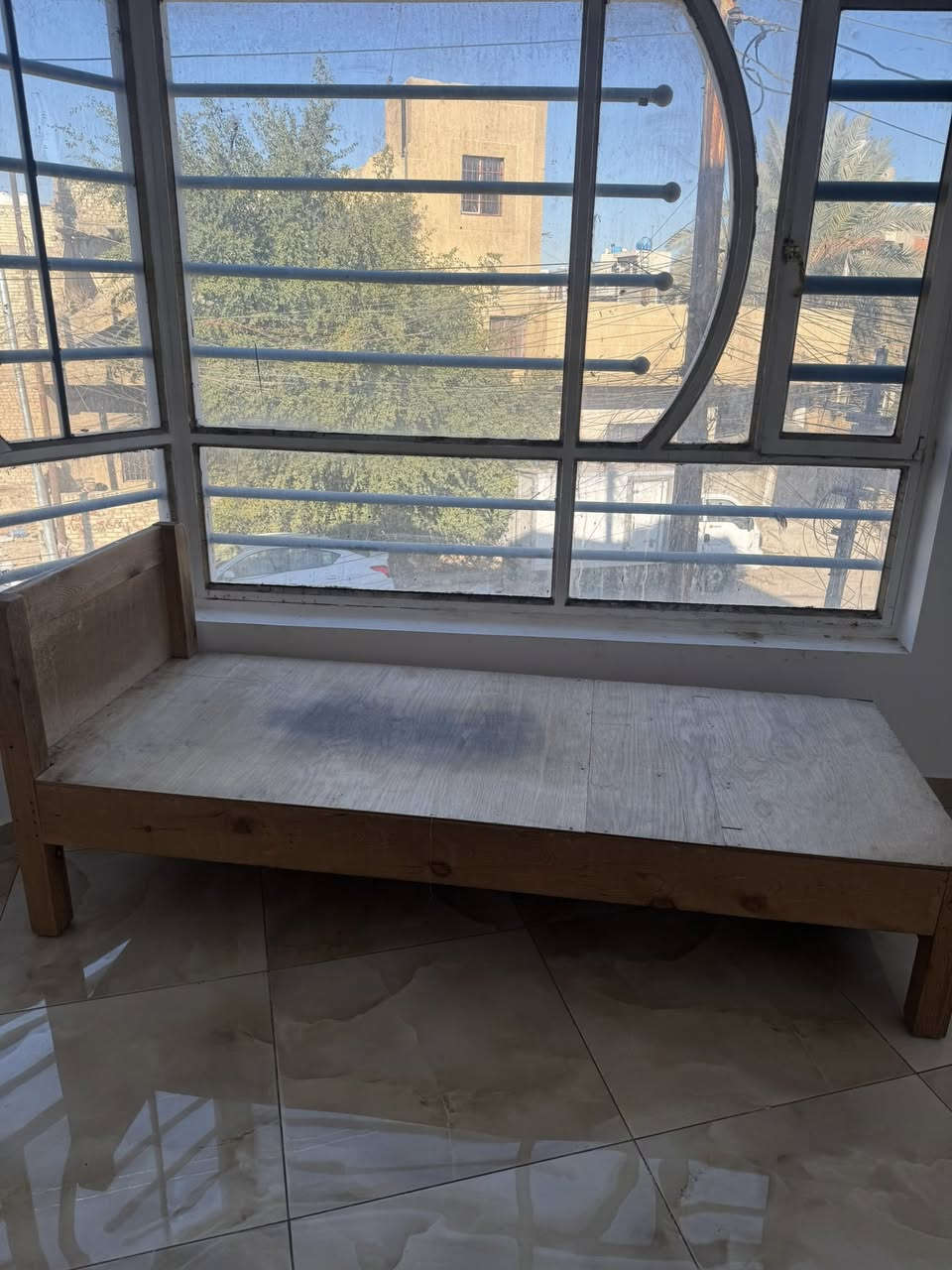 السلام عليكم 
صومية خشب صاج والارجل بلوك وميز طعام 4 كراسي  يتكبر ويتصغر للبيع قيم واخذ المكان بغداد الدورة الكفاءات ***********
