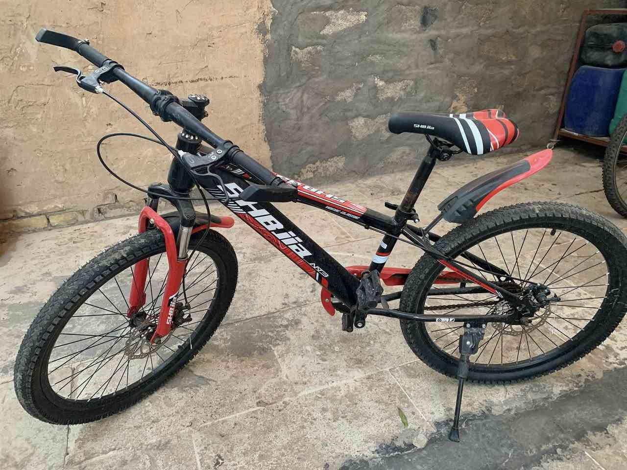 بايسكل جبلي من ماركة SHIBIA ذات لون أحمر وأسود.
نوع الدراجة: دراجة جبلية (Mountain Bike) مصممة للتضاريس الوعرة. 

نظام الفرامل: مزودة بفرامل قرصية (Disc Brakes) للأمام والخلف لضمان التوقف السريع في مختلف الظروف الجوية. 

الهيكل: إطار متين يتحمل الاستخدام الشاق، مع وجود نظام ممتص للصدمات (تعليق أمامي) لراحة أكبر أثناء القيادة

جديد ما مستخدم ابد نضيف فووول 

السعر ب140 الف


**إذا كنت صاحب هذا الإعلان وتريد حذفه لأي سبب، رجاءا أرسل رسالة إلى الدعم الفني**