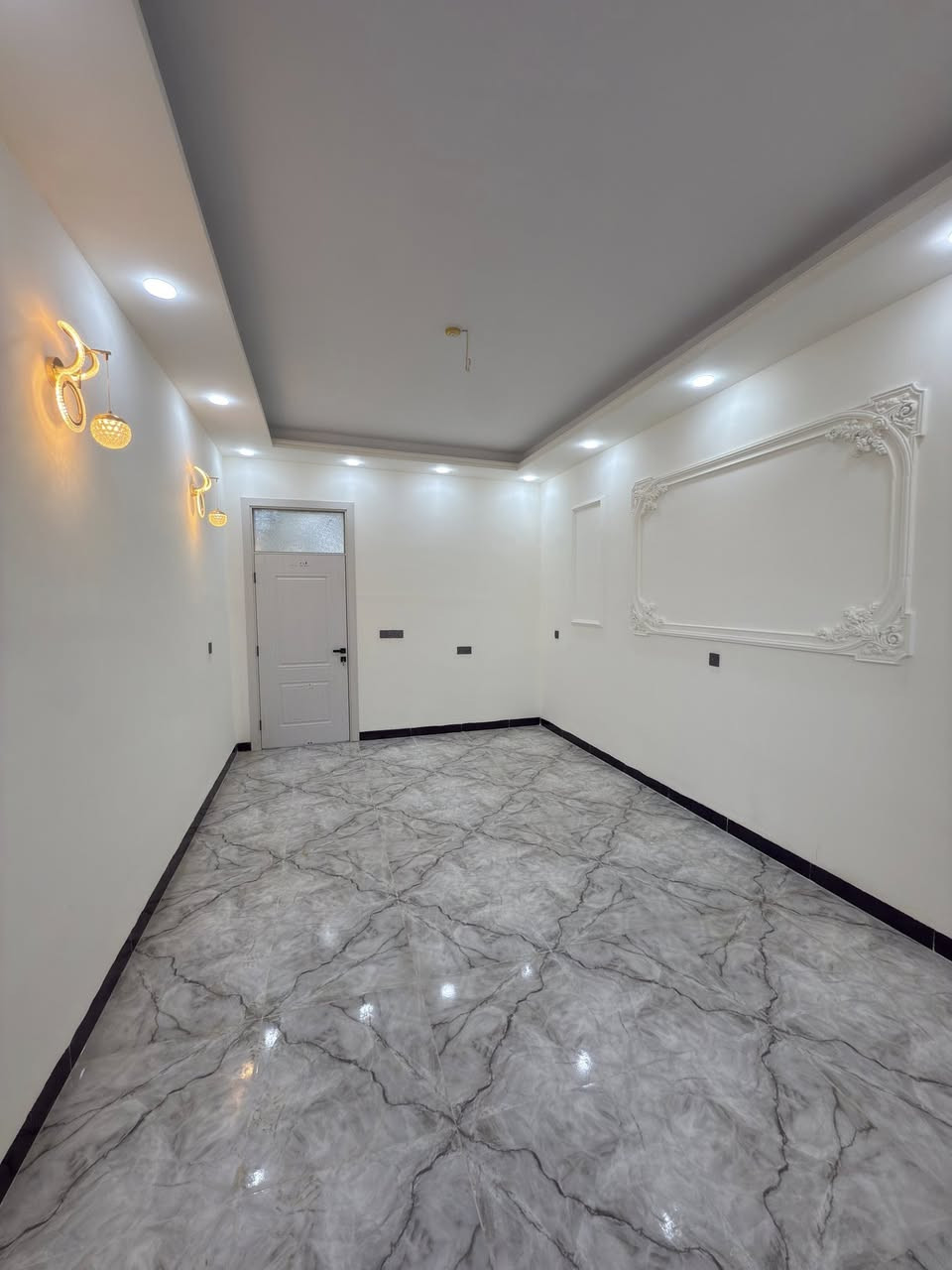 السلام عليكم ورحمة الله وبركاته
دار سكني ملك صرف زراعي سند ٢٥ 
مكاتبه وكالة عقاريه 

الموقع 
تقاطع القدس دور الزراعه الثالثه 

المساحة ١٣١ م 
الوجهه ٦ وربع 
النزال ٢١
 
شارع رئيسي عرض ١٥ م 

طابقين 
فول مواصفات 

مطبخ استقبال وصاله و٣ غرف نوم  وكراج سياره 
سطح اول وسطح ثاني 

مواصفات الدار 
البناء بلوك 
الًواجهه فلين وتطعيم لوح مرمر 
المطبخ  والحمامات بورسلين مرمر 
ديكور نقش وسحبات وطرحات 

السطح سيراميك مع محجر درج 
البيت مزود بوردات انترنيت وكاميرات 
حديقه دخل الصاله 

السعر ١٢٠ 

المراجعه مكتب الجبل 

للاستفسار 

‭٠٧٧٠ ٢٠٦ ٧٨٤٦‬
