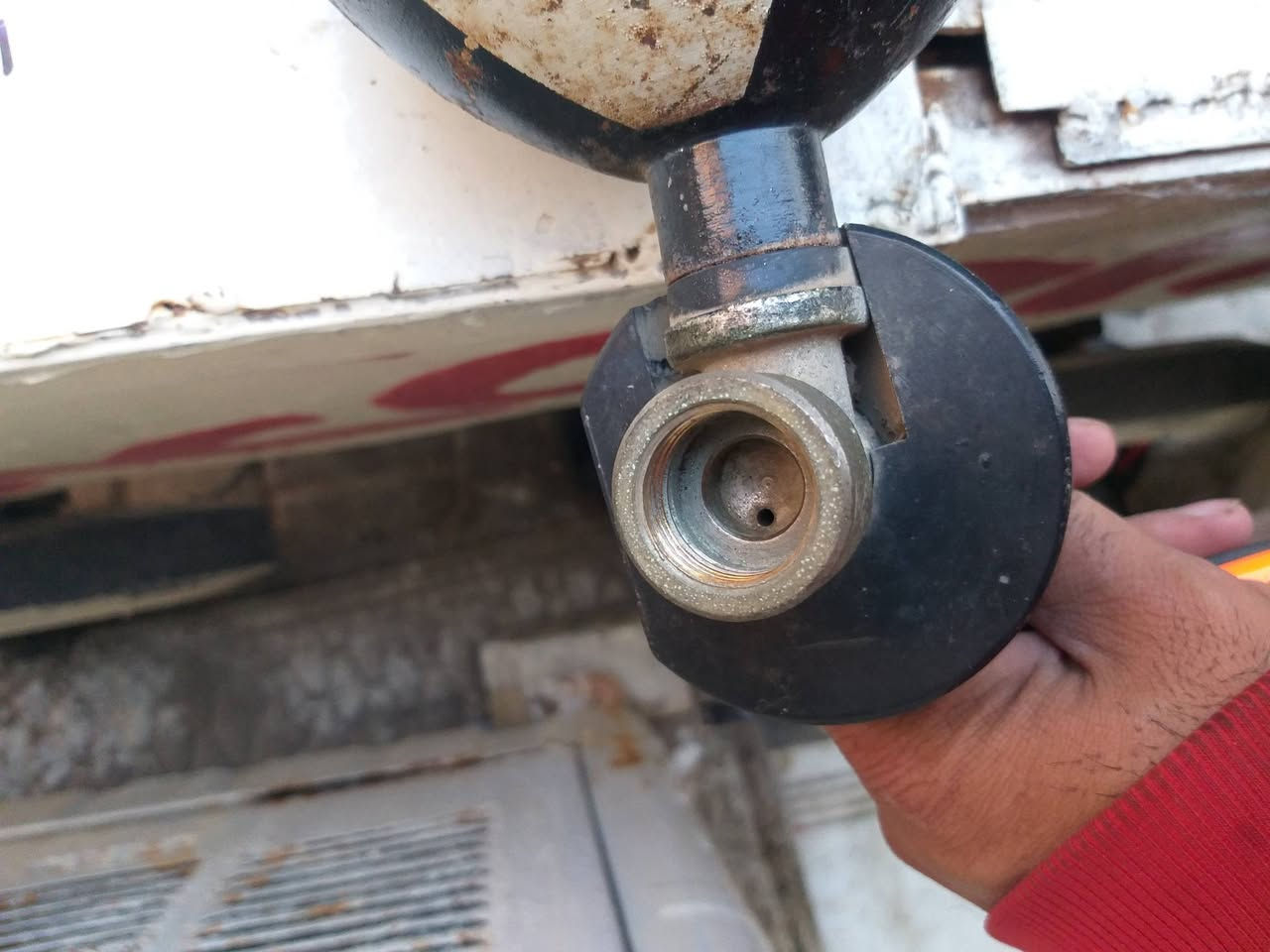 مكينه لحيم ملف نحاس اخت جديده ١٠٠ امبير حقيقي للبيع وبطل اوكسجين ٧ كيلوات رتفاعه نص متر قطره ١٤ سنتيم للبيع رقمي ***********
