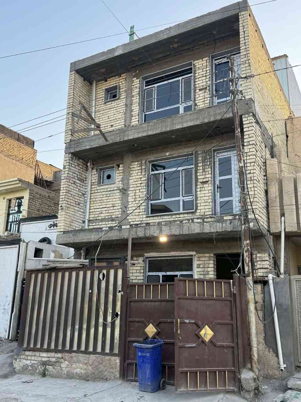 للاستفسار / *********** / (6) غرف نوم 🔥🔥🔥🔥
دار للبيع 🏚️في منطقة الري مقابل حي الاعلام والمعالف مساحة 90 متر مربع 3 طوابق🏘️ محلة 63 مقابيل المدارس الجديدة 
الطابق الاول - 🔱
مطبخ وحولي وصالة وغرفة وحمام ✅

الطابق الثاني _ 🔱
3 غرف
2 غرفتين عادية وغرفة بنظام حمام سويت ✅

الطابق الثالث _🔱
2 غرفتين
الغرفتين تحتوي على حمامات بنظام سويت ✅

السطح 🔱 
 مخزن جينكو مساحته 36 متر مربع  مسكف بالكامل ويحتوي على رفوف لغرض تخزين الاغراض ✅

يعني البيت بالكامل يحتوي على 6 غرف نوم و4 حمامات وصالة ومطبخ وحولي 

البيت شبه كامل ينباع تسليم مفتاح او على وضعة حسب وضع المشتري ✅

الارضيات والجدران من احسن انواع البورسلين ✅ 
الشبابيك المنيوم تركي وليس حديد ✅
الصحيات بنظام الدفن وليس ظاهري✅
البيبان قاصة حديد ✅
نظام الشبابيك فريمات مرمر وليس حديد✅
السطح مغلف كاشي وليس شتايكر ✅

اكرر البيت جاهز للسكن بي نواقص بسيطة ينباع تسليم مفتاح او على وضعه ⚠️  

🌪️🔥🌪️*********** 

 🌪️🔥🌪️***********
