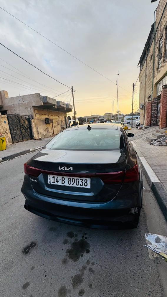 السلام عليكم سيارة فورتي 2023 Lxs مواصفاتها معروفة
 مكينة 2000 دوش
مثبت سرعة
تحكم امرايات
3 انظمة قيادة سمارت وسبورت واقتصادي 
مانع انزلاق
تحكم ستيرن 
شاشة كاربلي اوتو اندرويد
رادار امامي
 انظمة امان 
سيارة جاهزة مكينة وگير وحدادية وتبريد السيارة حرة باسمي رقم بصرة هزة وسنوية جديدة شرط التحويل سنويتها لل2030
السيارة حادثها موضح بالصور وصار بيها بالعراق شخط بالباب شوف العين
الراقم ***********
البصره القبله حي الجامعه البصرة, العراق
