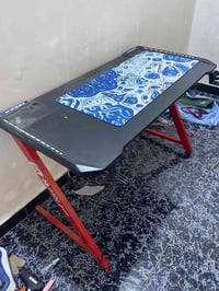 ميز pc.      120 سم اشتريتة جديد ونظيف  اريدة ب110 الف والماوس باد هدي...