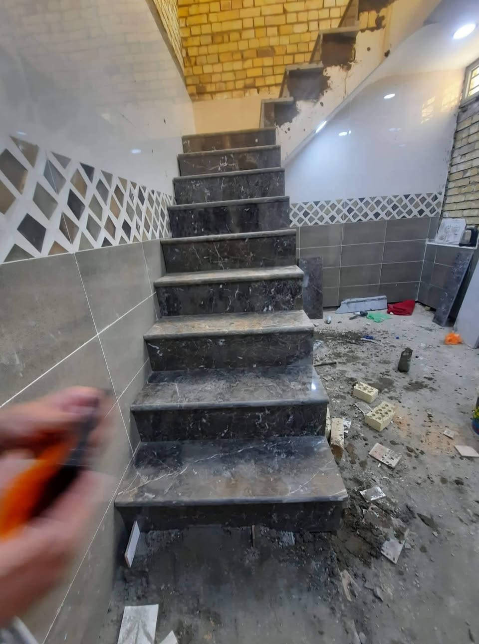 خلفه سراميك جدران وراضيه بأنواعه درج عدل فر شغل درجه واله داخل بغداد فقط متفرغ حالين ***********
