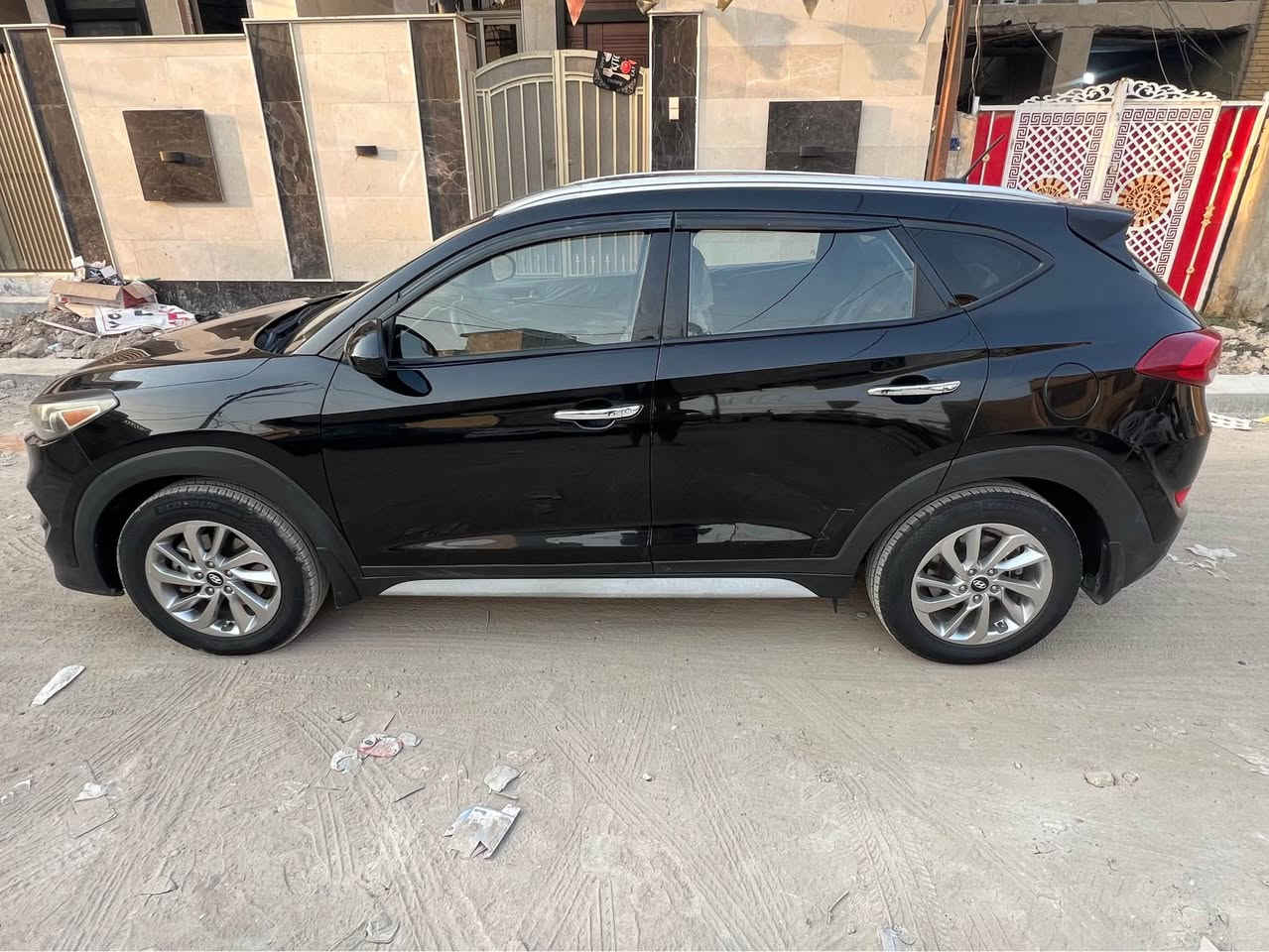 توكسان موديل ٢٠١٧ وارد امريكي حادثها سرقة باب وجاملغ وجايات ويه السياره يعني بلاديات السياره ليبل واحد كلها / قطعه واحدة صبغ البنيد اثر ماده البطش / ماشية 103mi
المواصفات:
فور ويل مكينه:- 2000GDI
كشن سائق كهرباء 
شاشة صغيره + كامرا دواره 
فول تحكم استيرن 
مود درايف ( انظمة قيادة )
مانع انزلاق 
سايد بريك رجل 
وباقي المواصفات المعروفة 
سياره حداديه جديده 
تايرات جديده قبل اسبوع شادهن 
وتبريد فول 
السعررررررررر:- 150  وبيها مجال 
للاتصال :- ***********
*********** بغداد, العراق
