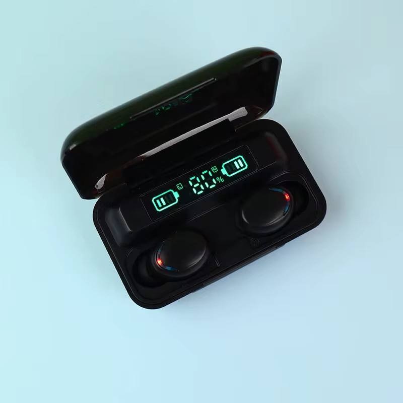 سماعات TWS F9-5 اللاسلكية مع شاشة رقمية وباور بانك

سماعات لاسلكية بتقنية TWS موديل F9-5 مزودة بعلبة شحن تعمل كباور بانك مع شاشة رقمية لعرض مستوى البطارية، مناسبة للاستخدام اليومي والمكالمات.

• تقنية True Wireless Stereo (TWS) اتصال لاسلكي كامل بدون أسلاك

• شاشة رقمية على علبة الشحن لعرض نسبة البطارية

• تدعم المكالمات بدون استخدام اليدين (Hands-Free)

• تحكم باللمس (Touch Control)

• علبة شحن بسعة 300mAh تعمل كباور بانك

• إمكانية استخدام كل سماعة بشكل منفصل أو معًا

• إصدار البلوتوث: V5.3 + EDR (للجهتين)
• أوضاع البلوتوث: A2DP 1.3 / HFP 1.6 / HSP 1.2 / AVRCP 1.6 / D11.3
• تردد البلوتوث: 2.4GHz
• مدى الاتصال: 15–25 متر
• سعة بطارية السماعة: 30mAh لكل سماعة (ليثيوم قابلة للشحن)
• سعة بطارية علبة الشحن: 300mAh
• وقت تشغيل الموسيقى: 2–3 ساعات
• وقت المكالمات: تقريبًا 4 ساعات
• وضع الاستعداد: حوالي 6 ساعات
• وقت الشحن: حوالي 70 دقيقة
• فولتية شحن العلبة: 5V
• تدعم: الهواتف الذكية – الأجهزة اللوحية – الكمبيوتر


**إذا كنت صاحب هذا الإعلان وتريد حذفه لأي سبب، رجاءا أرسل رسالة إلى الدعم الفني**