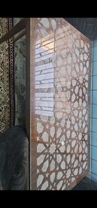 ميز طعام • نظيف • بدون كراسي