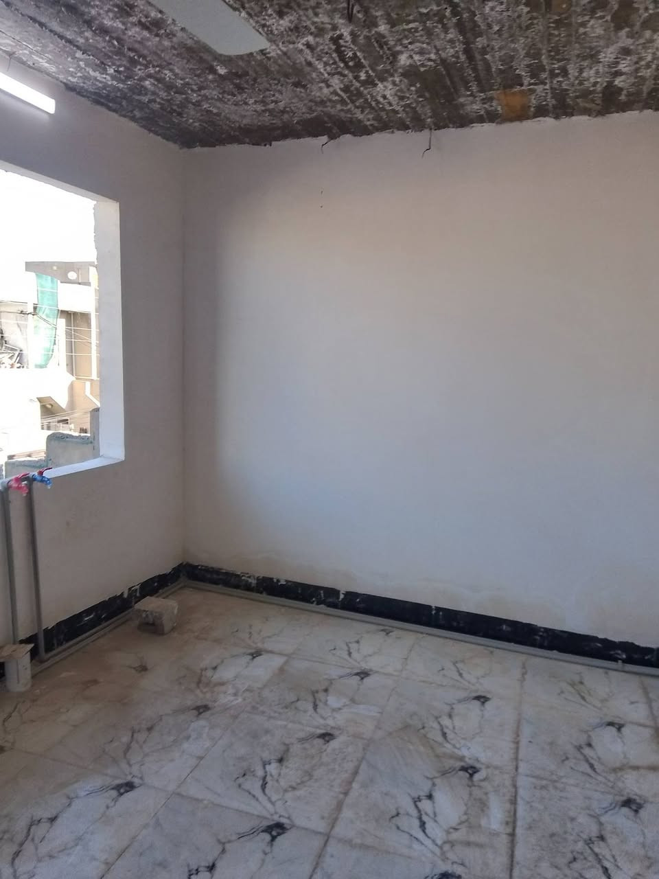 بيت الإيجار مساحه 100 متر طولني مكان نهايه العسكري موقف كوسترات من جهه الايسر طابق  ثاني مطلوب عائلتي صغيره السعر 125 الالف للاتصال علي رقم ***********
