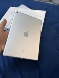 ايباد 9 ذاكره 64 نظيف ومكفول ممفتوح ابد  شحنه شرط يومين .. ببجي سلاسه ...