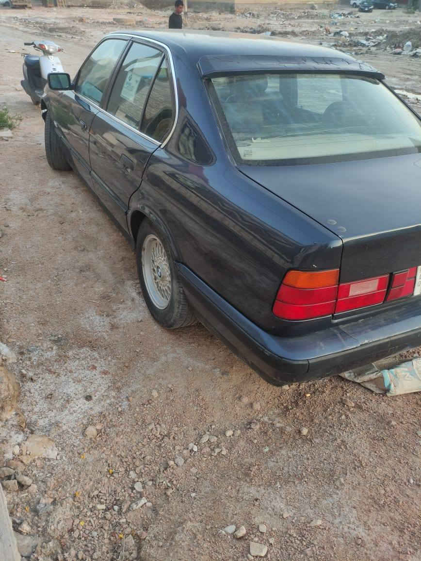 525 موديل 1991 .. كير ومكينه شرط كشنات كهربائيه سلايد تخم تاير مصبوغة صبغ عام تبريد دفع الفان  ضعيف السيارة بدون حادث دحجه بسيطة مبينه بالصور بالجاملغ الكدام جهة الراكب وبيها مجال للشراي للتواصل ***********
