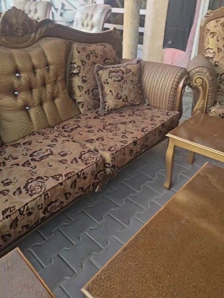 السلام عليكم الملكي تركي هذا عشر مقاعد كامل هو وطبلاته سعره 600 مكان بغداد والاستفسار على***********
