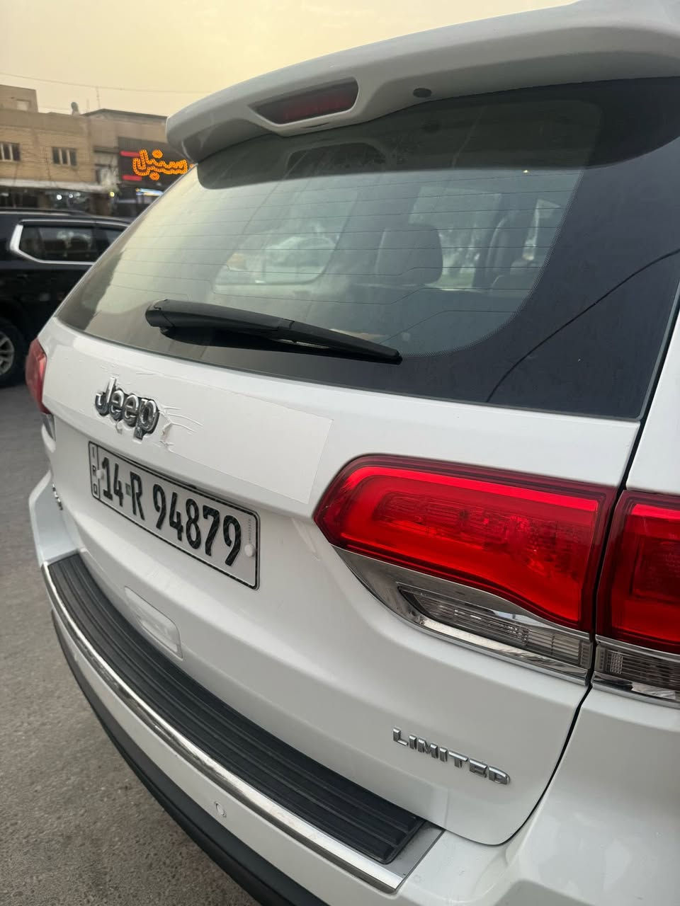 سلام عليكم 
🌷كلشي مذكور بالمنشور 🌷
جيب خليجي گراند شيروكي 2018 
لمتد بلص( limited plus) فول للاخير 
ثلاث شاشات
رقم بصرة 
كامرة حساسات خلفية امامية  
مري شفط وقلاب  وتعتيم ضوء العالي 
اوتو ستوب 
اوتو ستارت اطفاء المحرك في الازدحامات لتقليل الصرف 
نظام سبورت و اقتصادي 
سقف بنوراما 
كراسي كهرباء و تدفئة و تبريد 
ستيرن  كهرباء و هيتر 
كراسي راكب تدفئة 
جنطة كهرباء 
قطعتين تبريد 
لايتات وبروجكترات زنون
سيارة ماشية 119 ميل  
ملاحظة :
السيارة بيها مكان واحد بارد و حالوب بالبنيد فقط بدون تكم ولا قمارة
السعر ٢٥٠ ورقة
مكانهة بصرة زبير 
***********
