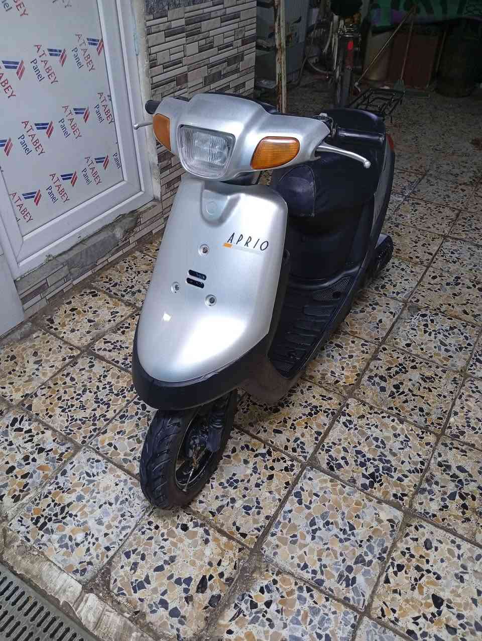 السلام عليكم دراجه بطه للبيع موديل 99 مكينه ناعمه مجفته مره وحده فقط  شلعه ومعدل دك60 كهربائيات شغاله زوج تايرات شاصي مكفول مكاني كربلاء قرب المعارض الجديده السعر 300 وبيها مجال للشراي الاتصال على الرقم ***********
