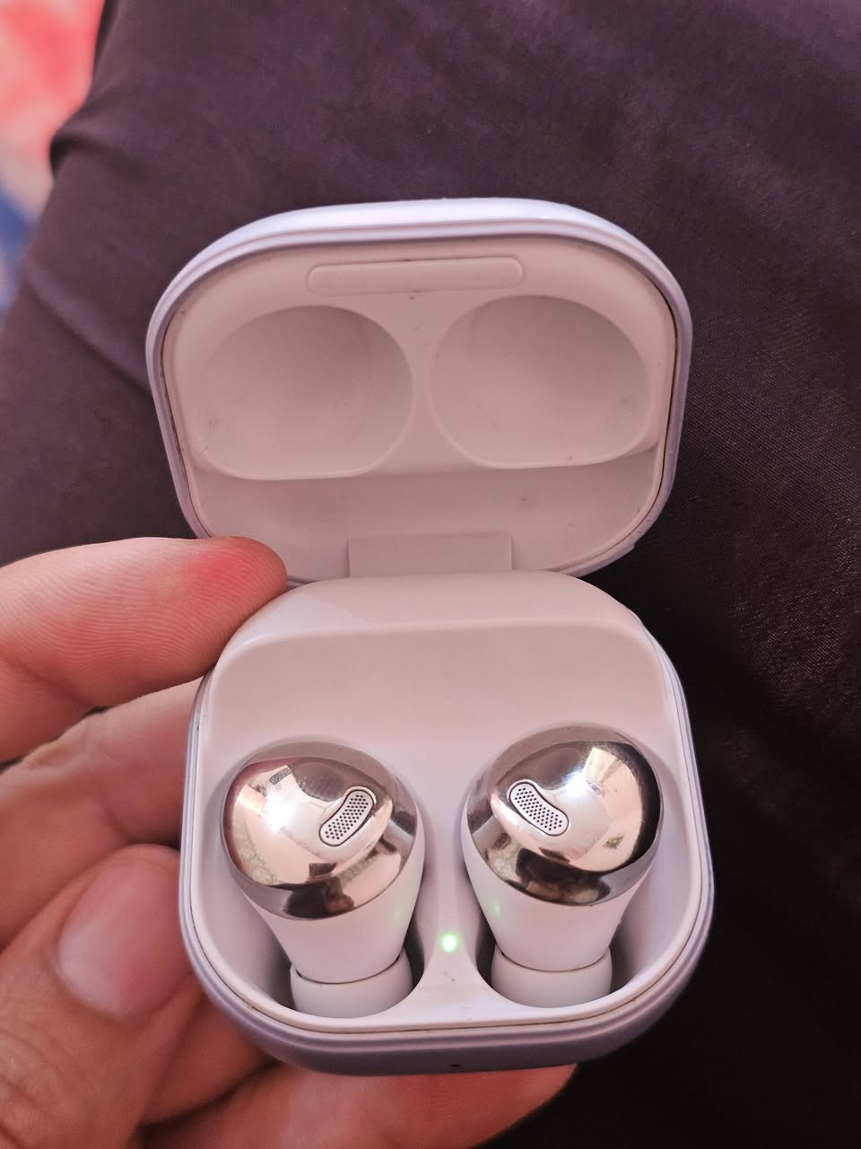 سماعات Samsung GalaxyBuds Pro 
نسبة النظافه95 
لاسلكية (TWS) متطورة تقدم
  جودة صوت ممتازة مع تقنية
إلغاء الضوضاء النشط (ANC) لتصفية الضوضاء
المحيطة، وميكروفونات متقدمة لتحسين
المكالمات، ومقاومة للماء والغبار بمعيار IPX
 يوجد توصيل ***********
