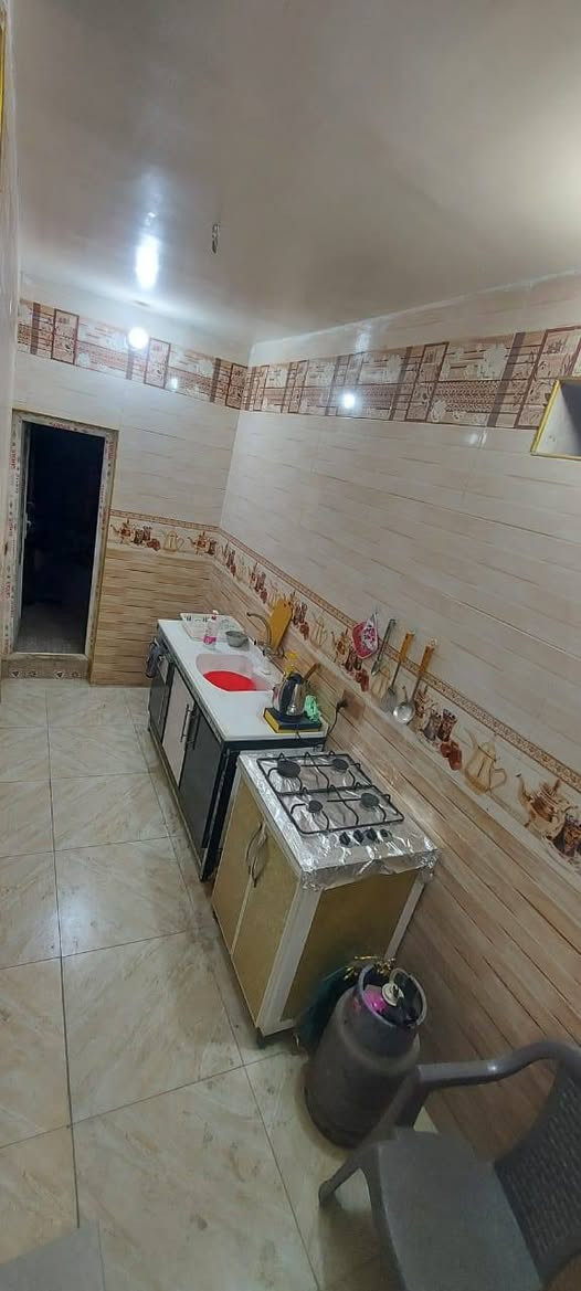 السلام عليكم بيت زراعي مجاور جسر البلديات الجديد ٥٠ متر  ركن  ٥٠ متر  ركن  يحتوي على باب على الشارع 
وباب ثاني على الفرع

يتكون من ثلاثة طوابق
الطابق الأول 
استقبال + صحيات + مطبخ صغير 
الأرضية مرمر والازارة سيراميك 

الطابق الثاني 
غرفة نوم + مطبخ + صحيات 
الأرضية بورسلين

الطابق الثالث غرفتين + صحيات 

الطابق الاخير السطح + حمام كبير لغسل الملابسيحتوي على باب على الشارع
***********
