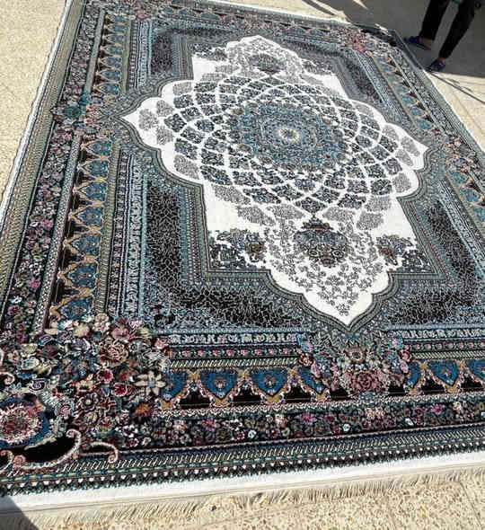 زولية كاشان ايراني ٥٠٠شانة استعمال قليل قياس ٤في ٣ سعرها ١٠٠الف وبيها مجال ***********كركوك *********** كركوك
