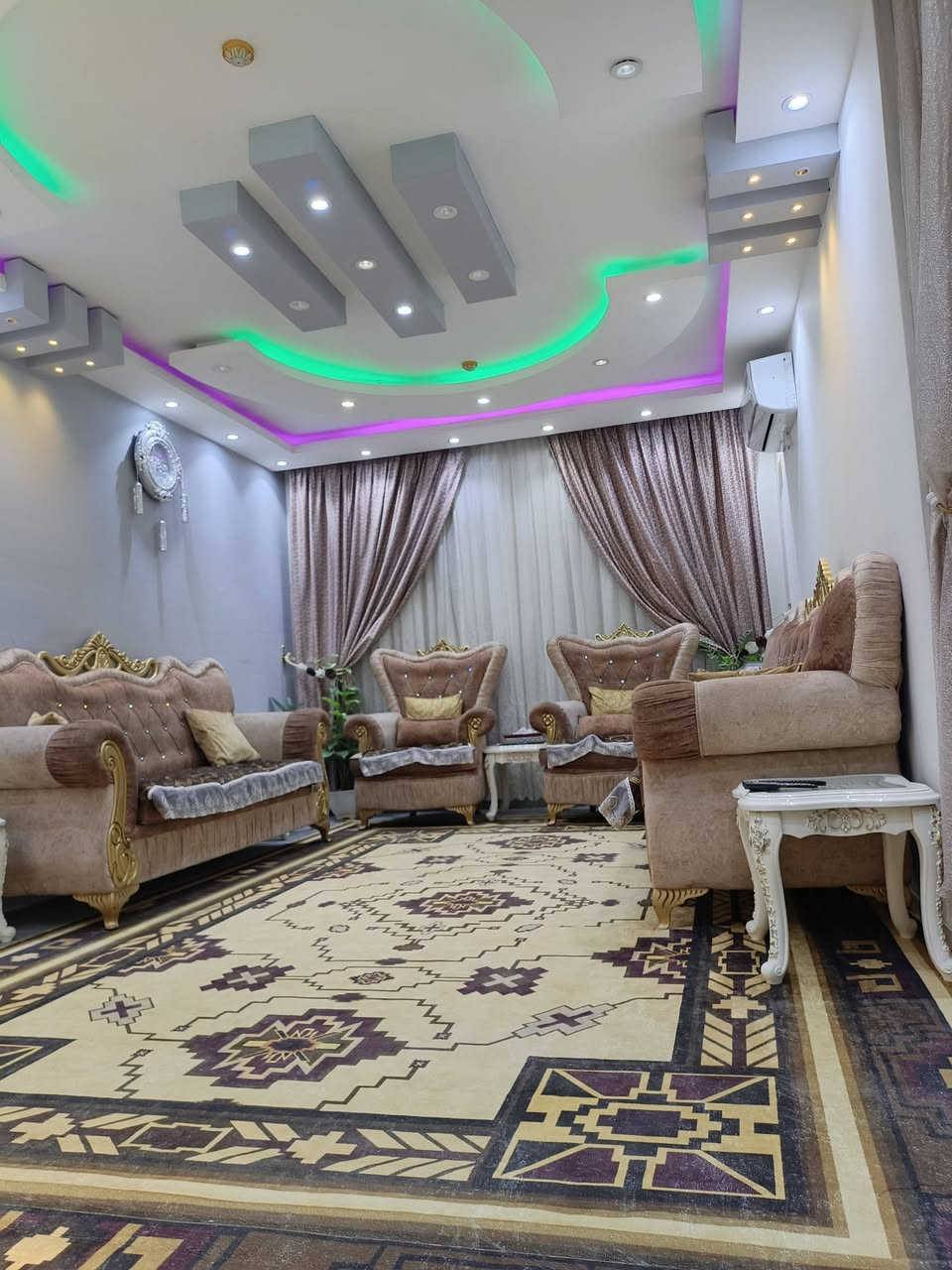 في مجمع بسمايه يوجد
شقه  ١٤٠ م للبيع 
نظام غربي ..طابق اول
مجمع B1 تحتوي على ديكور وقاطع لعزل الصاله عن المطبخ  مع جميع الاثاث 

١..سبالت عدد 5

٢.كاونتر تفصال  BDF

٣.ثلاجه اربعة ابواب

٤. مجمده عموديه

٥.غساله فول اوتوماتيك

٦.طباخ ابوعين زرقاء ٥ عيون

٧.مايكروف

٨.بلازما 50

٩.بلازما 42

١٠.غرفة نوم كامله ٦ ابواب

١١.تخم كرويتات تفصال

١٢.سيت طبلات

١٣.غرف نوم نفر واحد عدد 2

١٤.ميز حاسبه
 
١٥.مكتبه

١٦. رفوف مخزن 

١٧.بردات لكل الشبابيك

١٨.ميز طعام مع كراسي

١٩.مراوح سقفيه عدد 4

٢٠. براد ماء

٢١.كنتور اطفال اضافي

وكل شيء مذكور اعلاه موضح بالصور
 الاثاث جميعه جديد...
 والاجهزه من ماركات عالميه ...
للاستفسار الاتصال على الرقم...***********
 او  واتساب على نفس الرقم
