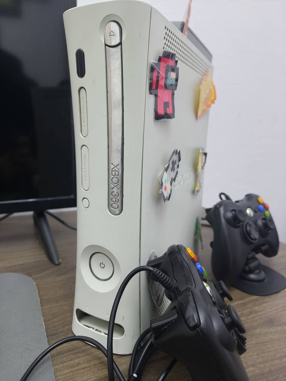 اكس بوكس 360 مهكر للبيع / XBOX 360
‏
اكس بوكس 360 مهكر للبيع / XBOX 360
‏
‏محتويات الاكس بوكس :-
‏
‏- جويستك عدد 2 وايرليس
‏- كابل hdmi 
‏- مزود الطاقة 
‏- يحتوي 36 لعبة قوية ( تكدر تنزل بعد من المكاتب )
‏- مساحة الهارد : 256Gb والمتبقي 92Gb
‏- نوع الاكس بوكس : Xbox 360 fat
‏
‏السعر 💵 : 110 الف ، وبيه مجال للطيبين
‏العنوان 📍: موصل حي التحرير
‏للتواصل ☎️ : ***********
