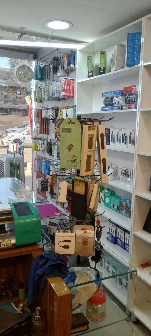 محل كامل للبيع في منطقة الامين في شارع سوك الامين قرب دار الشفاء لعدم التفرغ والزام الدوام *********** السعر 2مليون
