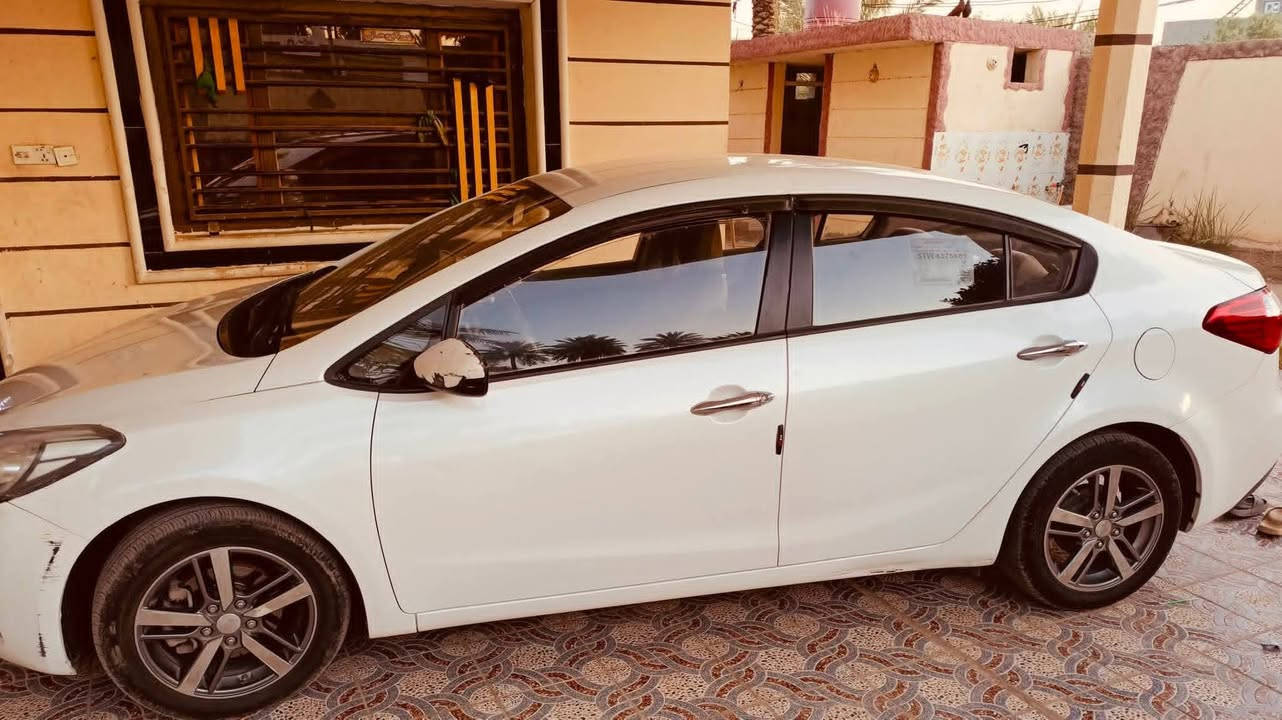 كيا سيراتوا ابيض مكفوله من الصبغ بيهة بارد بالجاملغ الامامي جهة السائق حك نص شبر موديل ٢٠١٥رقم بغدادباسمي كير مكينة على وضع الشركة السعر126 وبيهة مجال للاستفسار اتصل***********
