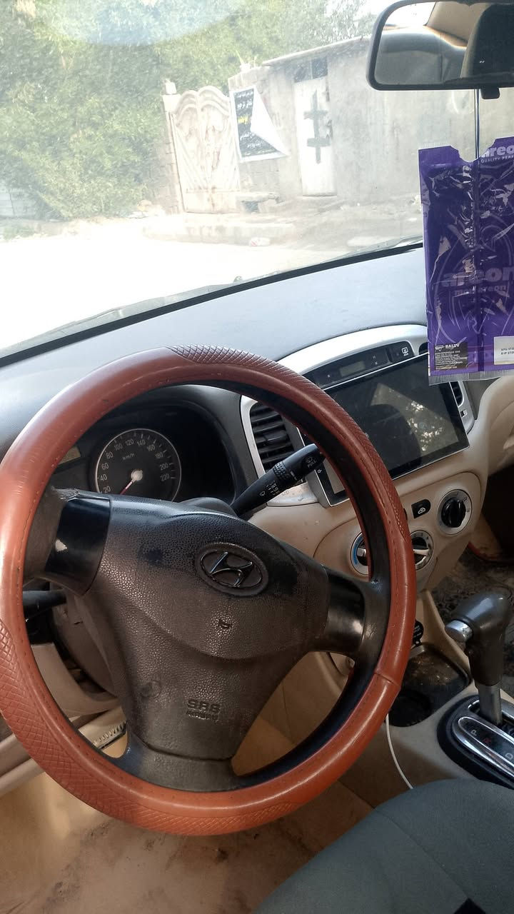 سيارة أكسنت خليجي محرك وكير وميكانيك جاهزة سنويتها بأسمي تحويل ثاني يوم البدي بلادي مابيها صبغ ولا ضربة فقط طخات بسيطة تتعدل على البارد رايدها ب70وبيها مجال تبريدها ثلج محرك 1600 رقم الموبايل***********
