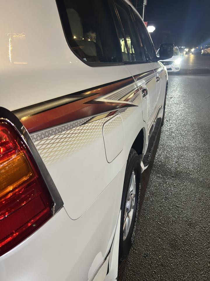 ٢٠٠٨ محدث ٢٠١٥ ماشية ٢١٠ سيارة نظيفة جاهزة من كلشي رقمه بغداد حلو بيهة شوية من الباب الخلفي والجاملغ صبغ /جاملغ امامي بي تصليح بدون صبغ بسبب طخة زاوية الدعامية الامامية السعر ٢٧٠٠٠ 
المكان بغدادحي الاعلام *********** واتساب
