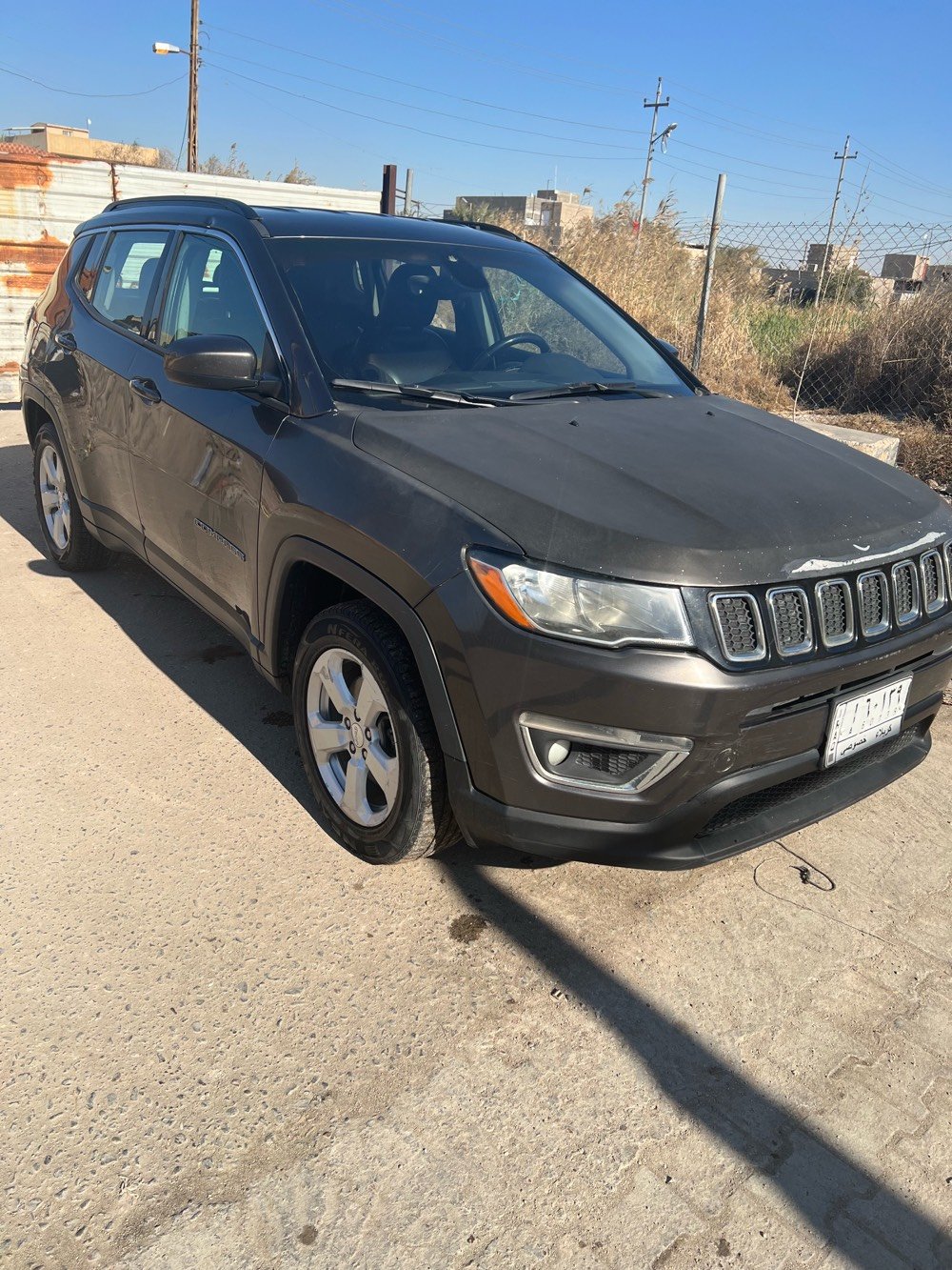 سيارة جيب كومباس موديل ممتازة للبيع بحالة جيدة جداً مع لون خارجي رمادي أنيق. السيارة نظيفة ومجهزة بتقنيات متطورة توفر راحة وأمان عاليين. مناسبة جداً للقيادة في المدينة أو السفر لمسافات بعيدة. السعر قابل للتفاوض مع الجادين.