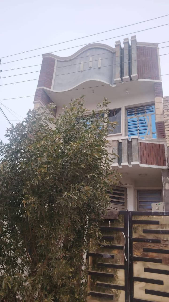 السلام عليكم إني مكلف بل نشر
مشتمل طابقين المساحه ١٠٠ متر 
في قضاء أبو غريب منطقة (الحصوه بالنصر والسلام) 
قريبه على السوق والمدارس
البيت مأجر بمبلغ (٢٥٠ ألف) 
يحتوي البيت على غرف نوم العدد ٣ واستقبال ومطبخ وصاله فوك وجوه(***********)
