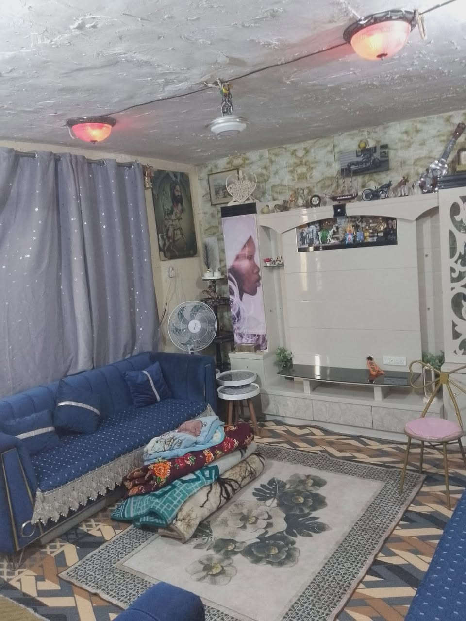 سلام عليكم بيت مقابيل الغزالية بلتجاوز البيت يحتوي على غرفة واستقبال وحولي ومطبخ وصحيات خارجية وداخلية ترك خارجي وداخلي بيت يبقى بي تانكي وسخان وبنكات ومغسلة وساحبات عدد 3 وماطور واي انترت وايارت كاميرات مراقبة بيت صب الغرفة والاستقبال والباقي سندويتش بيت 7ونص وبي مجال الرقم ***********
