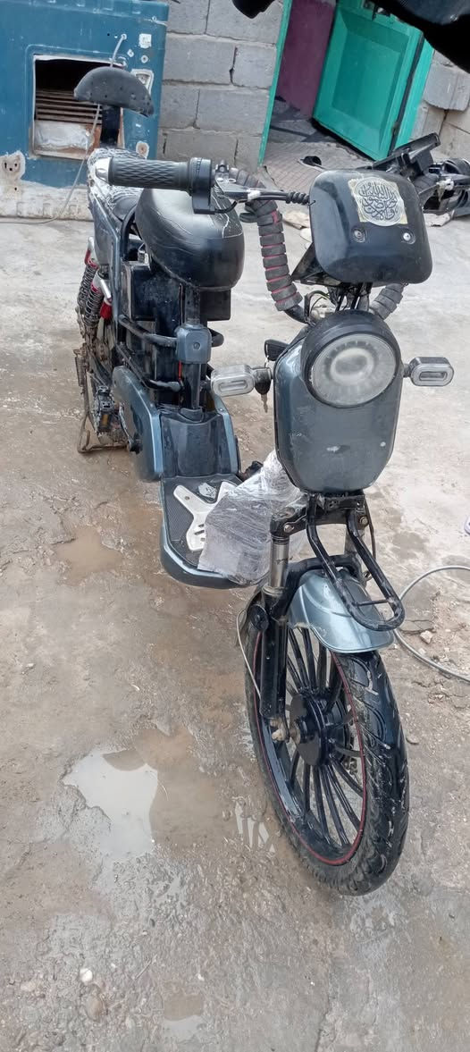 دراجة شحن بطاريات جدد اصليات تايرات جدد
عوزة هورن وأشاير 
السعر 130 بي مجال بسيط ***********
