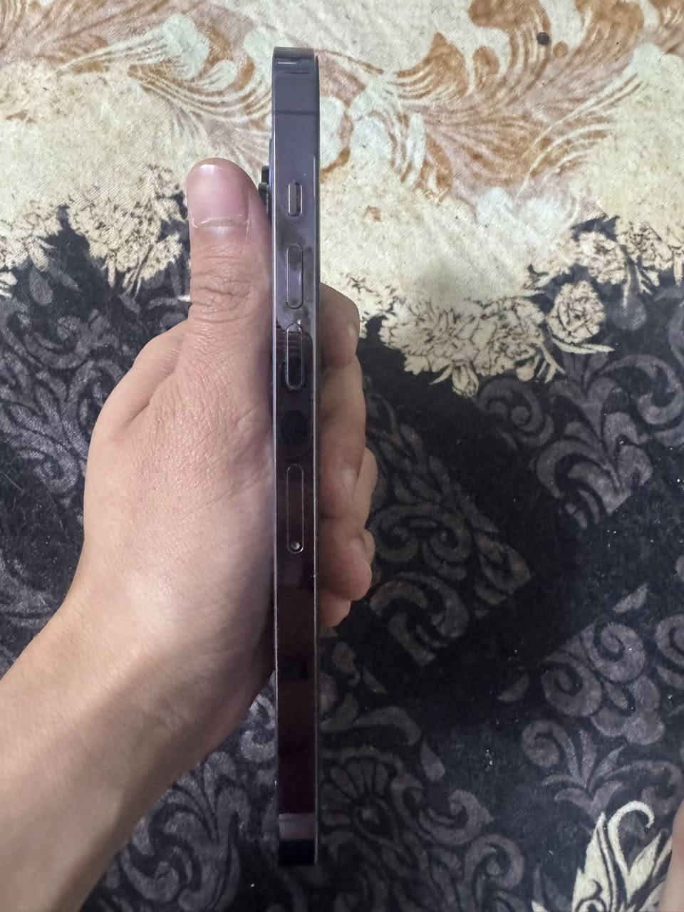 السلام عليكم ايفون 14 برو ماكس للبيع ذاكره 256 بطاريه 82 الجهاز ابد مامفتوح وروح افحص وين ماجان بس محتاح واريد ابيع ويا فقط شاحنته الاصليه السعر 850 وبي مجال قليل الرقم ***********مكاني بغداد
