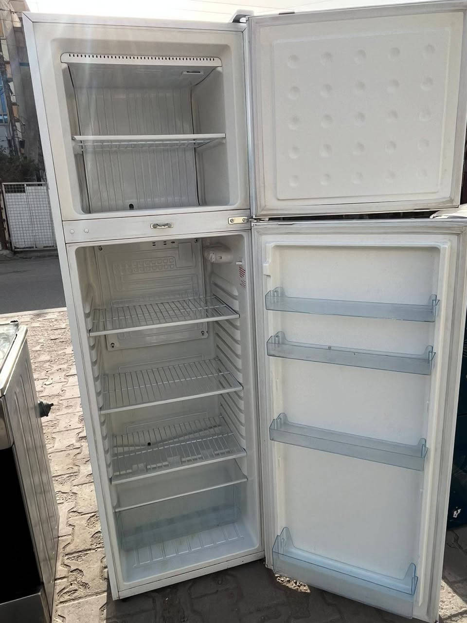 غراض مستعمله نضيفه جدا
طباخ اربع عيون + فرن شغال نضيف جدا السعر ١٢٥ وبي مجال
الثلاجه بابين وفريز نضيفه كلش ب ١٩٠  وبيهه مجال
البرادات نضيفات حار + بارد سعر الواحد ٨٠  وبي مجال
المدفئات سعر الوحده ب ٥٠  والصوبه النفطيه ب٣٥ باله 
المايكرو الاحمر سعره ٥٥  وبي مجال شغال نضيف كلش 
الهيتر الكهربائي سعره ٣٠ وبي مجال 
يوجد توصيل داخل بغداد للاغراض الناعمه 
عنواني البلديات ***********
