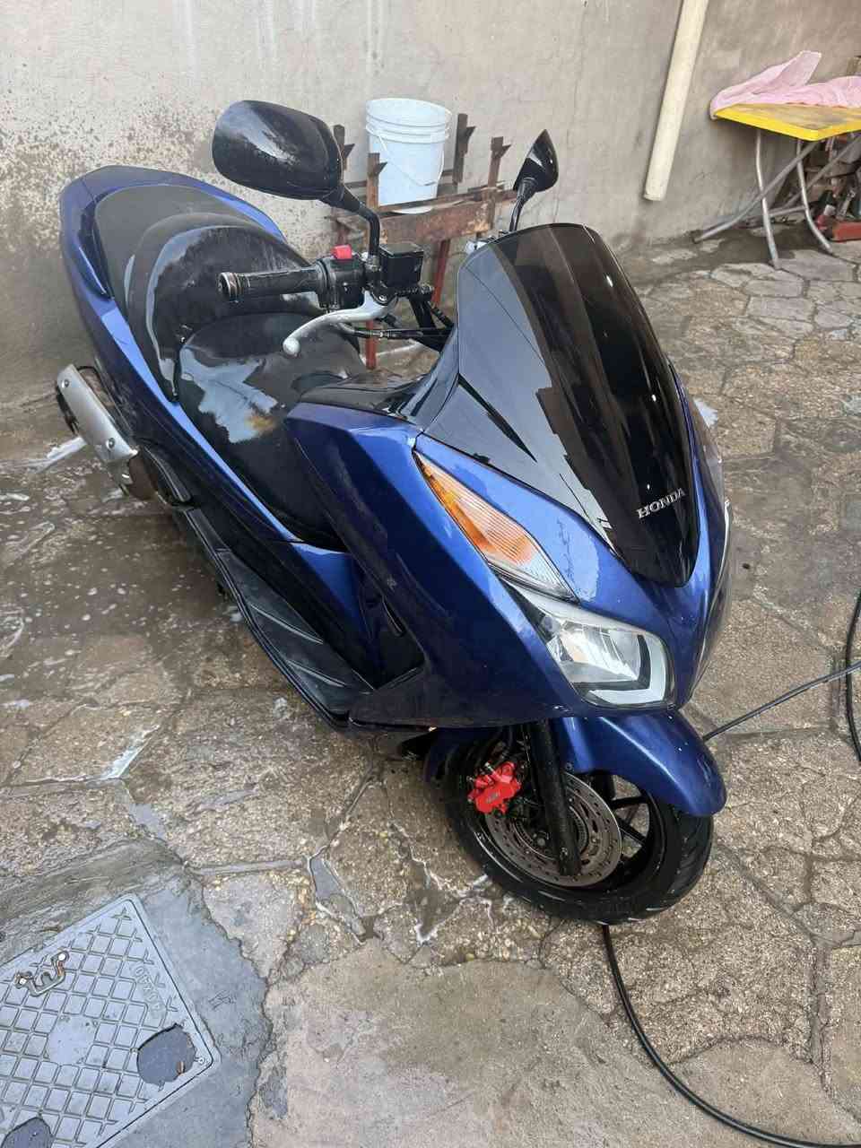 سلام عليكم فورزا 012 فول الفول
فورزا 012 SI للبيع الدراجة رمبة منزلها على ايدي ماشية 50 

الدراجة فجوج حمر 

دبلات حمر

دشبول احمر 

كلوب جنطة

ABS كهربائي امامي خلفي
تاير خلفي جديد

معدلها جان يدك 160 و البارحة سويتلها ادامة كاملة للكلجات
عليها ادامة كاملة للمنضمة البانزين 

تاير امامي البلادي مالتها 

عليها منضومة زنون كاملة لد ابيض

بك لايت لد

اشاير الامي لد

الدراجة جانت لون احمر وصبغتها لان جاردت لونها صبغتها ازرك جويتي شرط اي تصليح ما بيها

الدرجة ما تصرف عليها ربع 
مكاني بغداد حي العامل سعرها 14 و بيها مجال متواجد خاص واتساب ***********
