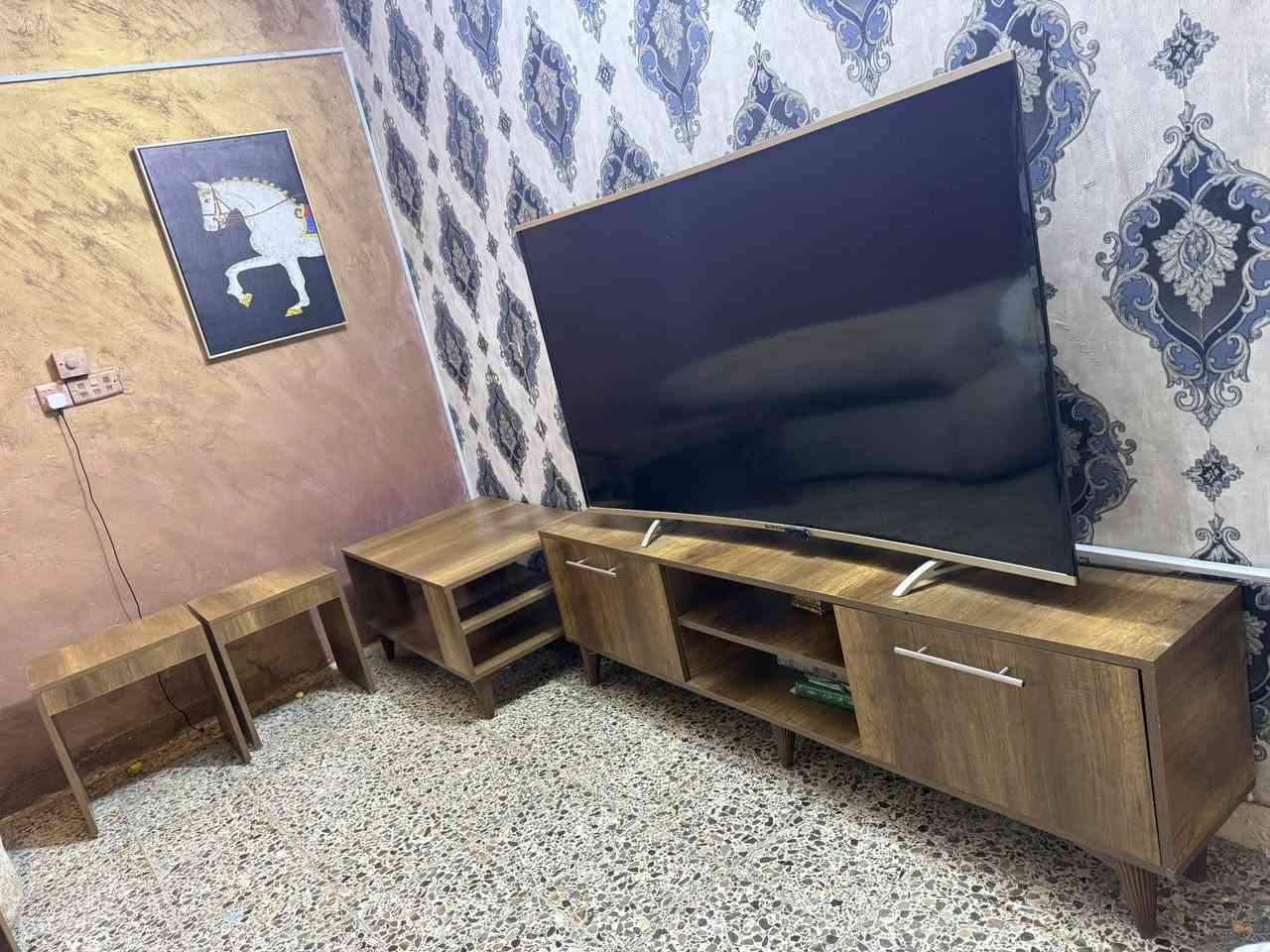 ميز بلازما مع طبله وسطيه وطبلات وسط ٢ مكاني بغداد البياع سعر ١٠٠ ألف ***********
