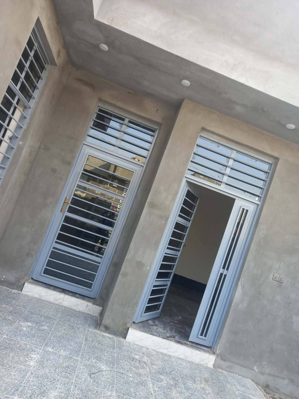 بيت مساحه ٢١٠ طابو زراعي  بناء حديث غرفتين وصاله ومطبخ حار وبارد واستقبال كراج وحديقه بيت جاهز بناء طابوك جمهوري كونكريت مسلح  درجه أوله  حله ورديه سيف سعد مقابيل جامع العكام قرب بيت كركز  سعر ١١٠ مع المجال البسيط  استفسار *********** اتصال مع وتساب
