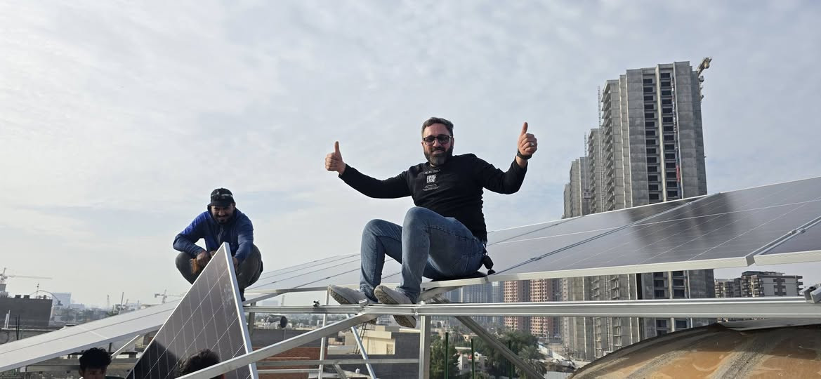 بأشراف وتنفيذ كادر هندسي مختص في أجهزة الطاقة الشمسية للمنازل والمكاتب والمنظومات الزراعية ذو خبره تصل الى 6 سنوات

⚡ اليوم من العاصمة بغداد المنصور بطلب خاص من قبل احد الزبائن المحترمين ⚡
تم وبحمدلله تجهيز ونصب
 منظومة ( 30 امبير نهاري 20 ليلي )  التفاصيل
🔹 إنفيرتر كوس بور 12 كيلو ضمان 3 سنوات استبدال 
🔹 بطارية ليثيوم سولر ماكس 15كيلو عدد 2  ضمان 5 سنوات 
🔹 الواح لونجي 620w عدد 14
🔹 بورد حماية متكامل 
🔹أسلاك  DC و أسلاك AC
🔹 حديد حداده مغلون 
🔹 ربط ومتابعة عبر الإنترنت 

مكتب التقنيات الحديثة للطاقة الشمسية
 صلاح الدين سامراء فلكةالشروق مقابل مطعم حبايبنا -
*********** 📞مهندس محمد مانع
*********** 📞محمد صالح
#طاقة شمسية
#بغداد
#المنصور
#البلديات
