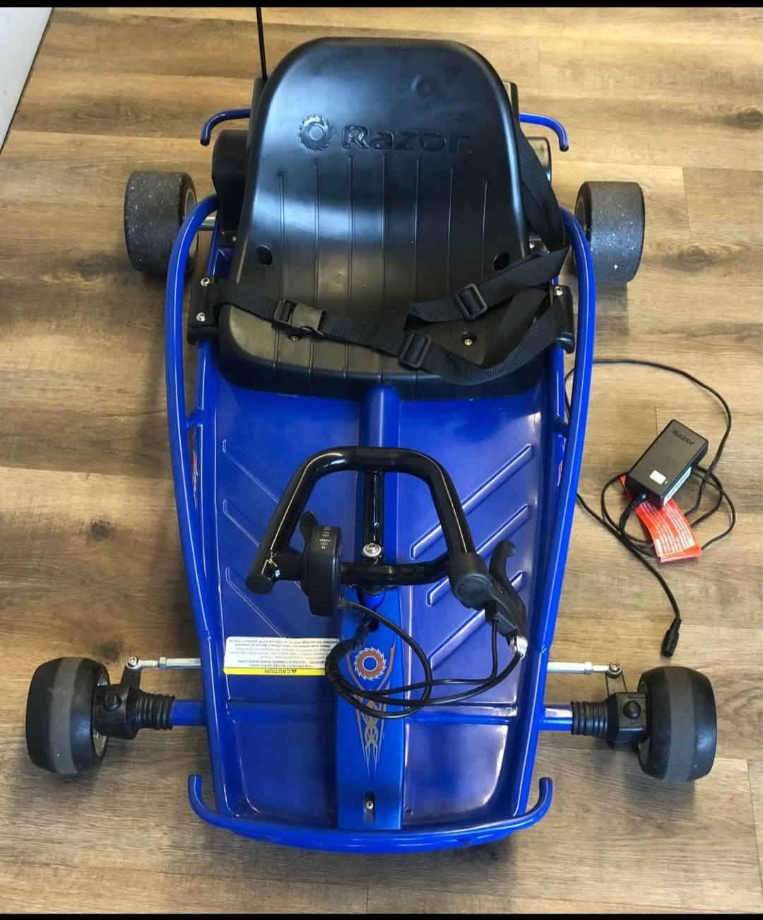 السلام عليكم
من رخصة مشرفين الصفحة 
سيارة درفت للبيع بسعر ٢٥٠ دولار استخدام قليل 
للعلم سعرها ٩٥٠ دولار وتكدرون تتأكدون بالمواقع ....
"جو كارت" كهربائية مصممة للانجراف (Drifting) 

المواصفات التقنية والأداء

الصناعة : شركة رازور امريكية

التحكم : يتم التحكم في التسارع عبر زناد في المقود، مع وجود مكابح خلفية يدوية .

السرعة: تصل سرعتها القصوى إلى 19 كم/ساعة (حوالي 12 ميل في الساعة).

نظام الطاقة: تعمل بمحرك كهربائي يتميز بعزم دوران عالٍ ونظام دفع بالسلسلة (Chain-driven motor).

البطارية: مزودة بنظام بطارية 24 فولت (بطاريتان 12 فولت قابلة لإعادة الشحن)، وتوفر مدة تشغيل تصل من 40 دقيقة ال ٦٠ دقيقة تقريباً من الاستخدام المتواصل مع امكانية تبديل البطارية موجودة في السوق .

زمن الشحن: تحتاج البطارية إلى حوالي 3 ساعات لإعادة الشحن بالكامل. 

التصميم والميزات
إطارات الانجراف: تتميز بعجلات خلفية ملساء ومصنوعة من مادة خاصة تسمح للعربة بالانزلاق والانجراف (Drift) بسهولة عند الانعطافات الحادة.

التحكم: تحتوي على دواسة تسارع تعمل بلمسة الإبهام (Variable-speed trigger) ومكابح يدوية للتحكم الفوري.

الهيكل: مصنوع من الفولاذ المتين لضمان الاستقرار أثناء القيادة السريعة، كما تتضمن حزام أمان للمقعد لضمان سلامة الراكب.

سعة الوزن: للأطفال من سن 8 سنوات فما فوق الى الشباب ، وتتحمل وزناً يصل إلى 63 كجم تقريباً .

العنوان بغداد ....


**إذا كنت صاحب هذا الإعلان وتريد حذفه لأي سبب، رجاءا أرسل رسالة إلى الدعم الفني**